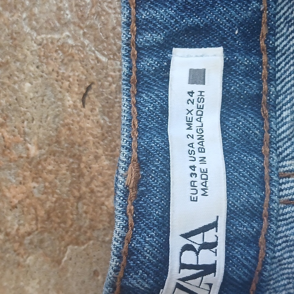 LIKE NEW Zara High Rise Frayed Jean Shorts Size 2 - Picture 4 of 5
